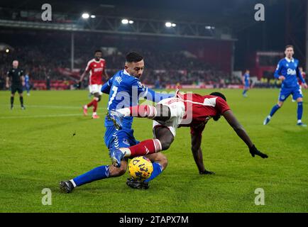 Dwight McNeil d'Everton et Orel Mangala de Nottingham Forest se battent pour le ballon lors du match de Premier League à City Ground, Nottingham. Date de la photo : Samedi 2 décembre 2023. Banque D'Images