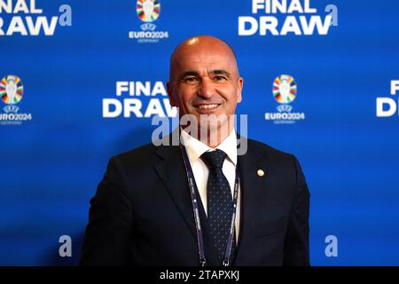 L'entraîneur-chef du Portugal Roberto Martinez arrive avant le tirage au sort de l'UEFA Euro 2024 à l'Elbphilharmonie à Hambourg, en Allemagne. Date de la photo : Samedi 2 décembre 2023. Banque D'Images