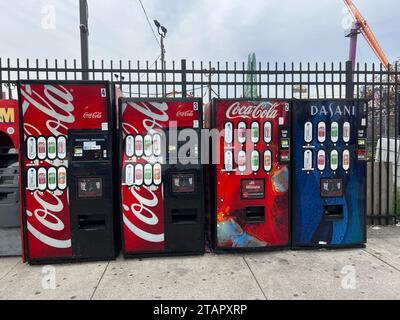 CocaCola et autres boissons gazeuses vendues sur la plage de Coney Island à Brooklyn, New York. Banque D'Images