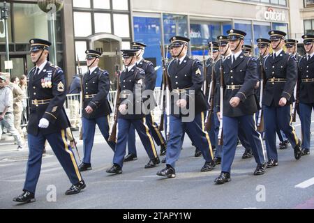 Des dizaines de milliers de personnes ont défilé lors de la parade de la Journée des vétérans de New York le long de la 5e Avenue à Manhattan. Banque D'Images