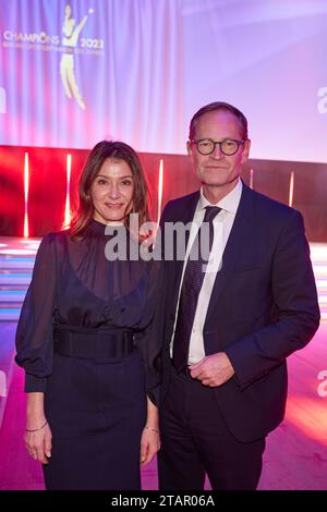 Berlin, Allemagne. 02 décembre 2023. Michael Müller (SPD), ancien maire de Berlin, et son partenaire Reyhan Sahin viennent à l'hôtel Estrel pour la sportive berlinoise et sportive de l'année 2023. Le prix du public est décerné depuis 1979. Crédit : Joerg Carstensen/dpa/Alamy Live News Banque D'Images