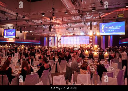 Berlin, Allemagne. 02 décembre 2023. Vue sur le hall du gala des sportifs de l'année 2023 de Berlin à l'hôtel Estrel. Le prix du public est décerné depuis 1979. Les meilleurs ont été choisis dans un total de cinq catégories. Crédit : Joerg Carstensen/dpa/Alamy Live News Banque D'Images