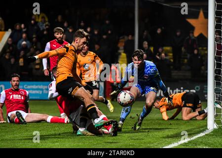 Jack Lancaster (10 Cambridge United) tire à bout portant lors du match du 2e tour de la FA Cup entre Cambridge United et Fleetwood Town au R Costing Abbey Stadium, Cambridge, le samedi 2 décembre 2023. (Photo : Kevin Hodgson | MI News) crédit : MI News & Sport / Alamy Live News Banque D'Images