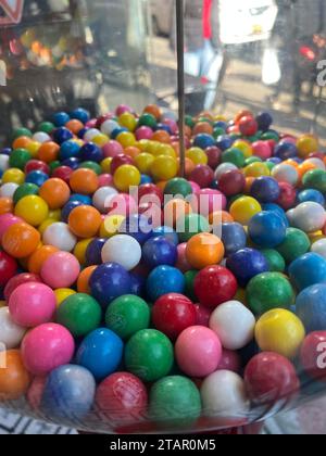 Bubble gum ball machine, à l'intérieur d'une pizzeria à Brooklyn, New York. Banque D'Images