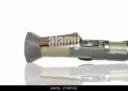 Un lance-grenades utilisé dans la guerre en Ukraine, sur un fond blanc avec un reflet miroir, arme antichar, lance-grenades de combat, guerre Banque D'Images