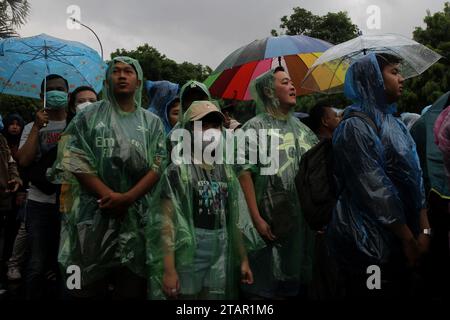 Surakarta, Java central, Indonésie. 2 décembre 2023. Les spectateurs ont été vus faire la queue pour regarder le match de finale de la coupe du monde U-17 de la FIFA entre l'Allemagne et la France au stade Manahan. (Image de crédit : © Angga Budhiyanto/ZUMA Press Wire) USAGE ÉDITORIAL SEULEMENT! Non destiné à UN USAGE commercial ! Banque D'Images