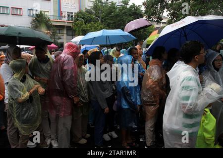 Surakarta, Java central, Indonésie. 2 décembre 2023. Les spectateurs ont été vus faire la queue pour regarder le match de finale de la coupe du monde U-17 de la FIFA entre l'Allemagne et la France au stade Manahan. (Image de crédit : © Angga Budhiyanto/ZUMA Press Wire) USAGE ÉDITORIAL SEULEMENT! Non destiné à UN USAGE commercial ! Banque D'Images