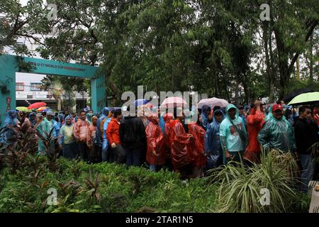 Surakarta, Java central, Indonésie. 2 décembre 2023. Les spectateurs ont été vus faire la queue pour regarder le match de finale de la coupe du monde U-17 de la FIFA entre l'Allemagne et la France au stade Manahan. (Image de crédit : © Angga Budhiyanto/ZUMA Press Wire) USAGE ÉDITORIAL SEULEMENT! Non destiné à UN USAGE commercial ! Banque D'Images