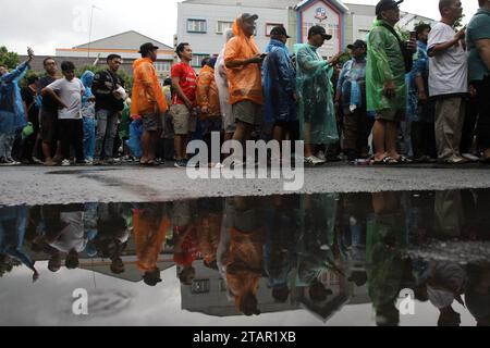 Surakarta, Java central, Indonésie. 2 décembre 2023. Les spectateurs ont été vus faire la queue pour regarder le match de finale de la coupe du monde U-17 de la FIFA entre l'Allemagne et la France au stade Manahan. (Image de crédit : © Angga Budhiyanto/ZUMA Press Wire) USAGE ÉDITORIAL SEULEMENT! Non destiné à UN USAGE commercial ! Banque D'Images