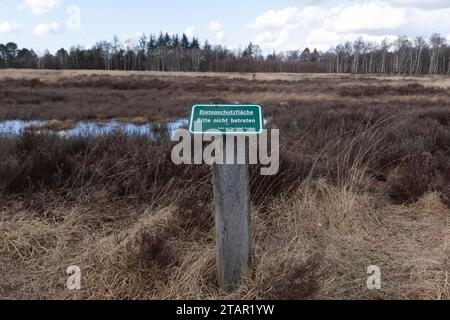 Panneau de protection des biotopes devant les prairies humides du Professormoor dans la réserve naturelle du ruisseau Duvenstedter, Wohldorf-Ohlstedt, Hambourg Banque D'Images