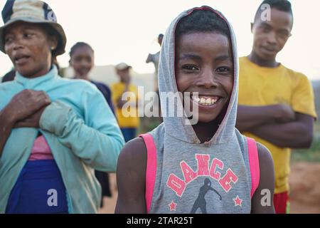 Alakamisy Ambohimaha, Madagascar - 26 avril 2019 : inconnu jeune garçon malgache posant pour la caméra - les gens de Madagascar sont pauvres mais joyeux, en particulier Banque D'Images