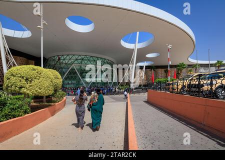 Marrakech, Maroc - 1 août 2023 : entrée et façade extérieure de l'aéroport Marrakech-Menara, principal aéroport du pays, rénové en 2008 Banque D'Images