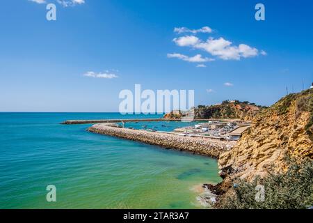 Vue magnifique sur Marina à Albufeira, belle image d'été, ciel bleu et promenade latérale, Fisherman Beach, Praia dos Pescadores, Albufeira, Portugal Banque D'Images