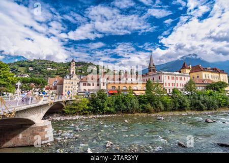 Pont de poste sur la rivière passer en face du centre historique, Merano, Trentin-Tyrol du Sud, Italie, Europe Banque D'Images