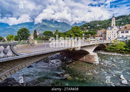 Pont de poste sur la rivière passer en face du centre historique, Merano, Trentin-Tyrol du Sud, Italie Banque D'Images