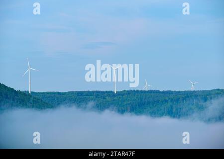 Éoliennes sur une colline par un matin brumeux, Maintal, Freudenberg, Baden-Wuerttemberg, Allemagne Banque D'Images