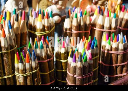 Crayons colorés recouverts de bois attachés en paquets Banque D'Images