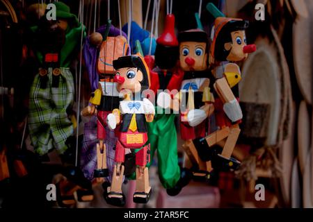 Poupée pinocchio en bois coloré avec son long nez Banque D'Images