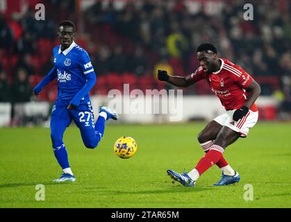 Idrissa Gueye d'Everton (à gauche) et Orel Mangala de Nottingham Forest en action lors du match de Premier League à City Ground, Nottingham. Date de la photo : Samedi 2 décembre 2023. Banque D'Images