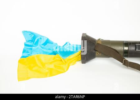 Lance-grenades et drapeau de l'Ukraine, utilisé dans la guerre en Ukraine, sur un fond blanc, arme antichar, lance-grenades de combat, guerre et militaire W Banque D'Images