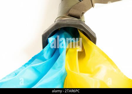 Lance-grenades et drapeau de l'Ukraine, utilisé dans la guerre en Ukraine, sur un fond blanc, arme antichar, lance-grenades de combat, guerre et militaire W Banque D'Images