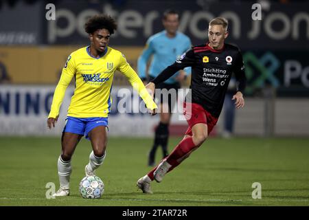 WAALWIJK - (de gauche à droite) Godfried Roemeratoe du RKC Waalwijk, Julian Baas du sbv Excelsior lors du match néerlandais d'Eredivisie entre le RKC Waalwijk et l'Excelsior Rotterdam au Mandemakers Stadium le 2 décembre 2023 à Waalwijk, pays-Bas. ANP JEROEN PUTMANS Banque D'Images