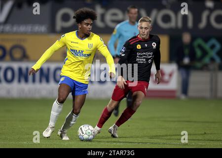 WAALWIJK - (de gauche à droite) Godfried Roemeratoe du RKC Waalwijk, Julian Baas du sbv Excelsior lors du match néerlandais d'Eredivisie entre le RKC Waalwijk et l'Excelsior Rotterdam au Mandemakers Stadium le 2 décembre 2023 à Waalwijk, pays-Bas. ANP JEROEN PUTMANS Banque D'Images