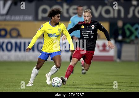 WAALWIJK - (de gauche à droite) Godfried Roemeratoe du RKC Waalwijk, Julian Baas du sbv Excelsior lors du match néerlandais d'Eredivisie entre le RKC Waalwijk et l'Excelsior Rotterdam au Mandemakers Stadium le 2 décembre 2023 à Waalwijk, pays-Bas. ANP JEROEN PUTMANS Banque D'Images