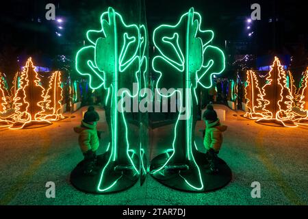 Londres, Royaume-Uni. 2 décembre 2023. Les visiteurs apprécient le Luminaze, un nouveau labyrinthe interactif basé sur la lumière dans le parc de Wembley qui comprend des installations de néons dans un paysage sonore. Au centre se trouve une installation de 4 mètres, le sablier, une sculpture audiovisuelle, créée par Emergency Exit Arts (EEA) et Illuminos. Le labyrinthe est ouvert au public du 2 décembre au 2 janvier 2024. Crédit : Stephen Chung / Alamy Live News Banque D'Images