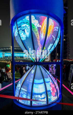 Londres, Royaume-Uni. 2 décembre 2023. Les visiteurs apprécient le Luminaze, un nouveau labyrinthe interactif basé sur la lumière dans le parc de Wembley qui comprend des installations de néons dans un paysage sonore. Au centre se trouve une installation de 4 mètres (photo), le sablier, une sculpture audiovisuelle, créée par Emergency Exit Arts (EEA) et Illuminos. Le labyrinthe est ouvert au public du 2 décembre au 2 janvier 2024. Crédit : Stephen Chung / Alamy Live News Banque D'Images