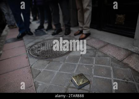 Madrid, Espagne. 01 décembre 2023. Un Stolpersteine récemment installé dans le quartier Arganzuela de Madrid. Ce matin, de nouvelles unités de 'Stolpersteine' ont été placées à Madrid, cette fois dans le quartier d'Arganzuela, afin de se souvenir des républicains espagnols, déportés dans les camps d'extermination nazis. Le projet Stolpersteine est l’œuvre de l’artiste allemand Gunter Demnig, en hommage à toute victime du nazisme entre 1933 et 1945, y compris les déportés espagnols. Crédit : SOPA Images Limited/Alamy Live News Banque D'Images