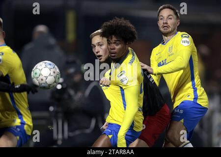 WAALWIJK - (de gauche à droite) Julian Baas de sbv Excelsior, Godfried Roemeratoe de RKC Waalwijk, Aaron Meijers de RKC Waalwijk lors du match néerlandais d'Eredivisie entre RKC Waalwijk et Excelsior Rotterdam au Mandemakers Stadium le 2 décembre 2023 à Waalwijk, pays-Bas. ANP JEROEN PUTMANS Banque D'Images