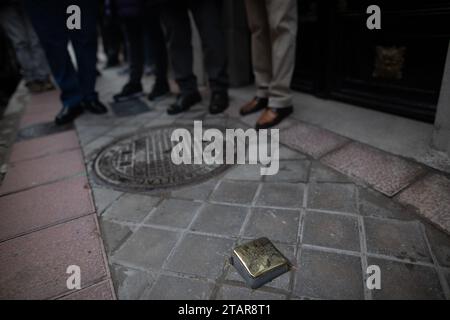 Madrid, Espagne. 01 décembre 2023. Un Stolpersteine récemment installé dans le quartier Arganzuela de Madrid. Ce matin, de nouvelles unités de 'Stolpersteine' ont été placées à Madrid, cette fois dans le quartier d'Arganzuela, afin de se souvenir des républicains espagnols, déportés dans les camps d'extermination nazis. Le projet Stolpersteine est l’œuvre de l’artiste allemand Gunter Demnig, en hommage à toute victime du nazisme entre 1933 et 1945, y compris les déportés espagnols. (Photo de David Canales/SOPA Images/Sipa USA) crédit : SIPA USA/Alamy Live News Banque D'Images