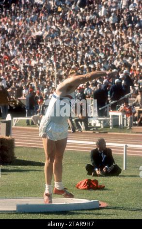 PALO Alto, CA - 1 JUILLET : le putter américain Dave Davis lance son tir lors des essais olympiques d'athlétisme 1960 aux États-Unis le 1 juillet 1960 au Stanford Stadium à Palo Alto, en Californie. (Photo de Hy Peskin) *** Légende locale *** Dave Davis Banque D'Images