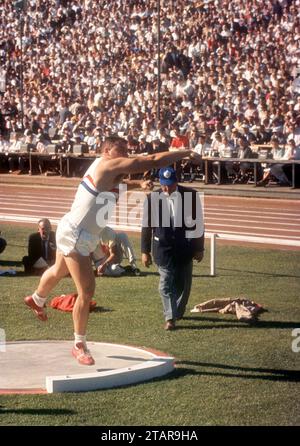 PALO Alto, CA - 1 JUILLET : le putter américain Dave Davis lance son tir lors des essais olympiques d'athlétisme 1960 aux États-Unis le 1 juillet 1960 au Stanford Stadium à Palo Alto, en Californie. (Photo de Hy Peskin) *** Légende locale *** Dave Davis Banque D'Images