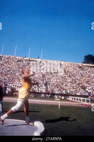 PALO Alto, CA - JUILLET 1 : le putter américain Bill Nieder pousse son tir lors des épreuves olympiques d'athlétisme 1960 des États-Unis le 1 juillet 1960 au Stanford Stadium à Palo Alto, Californie. (Photo de Hy Peskin) *** Légende locale *** Bill Nieder Banque D'Images