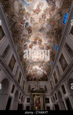 Tolède, Espagne - 18 mars 2023 : sacristie de la cathédrale de Tolède, avec une grande fresque sur son plafond et présidant la salle est la peinture 'T. Banque D'Images