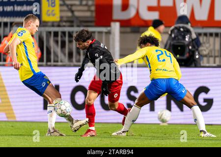 Waalwijk, pays-Bas. 02 décembre 2023. WAALWIJK, PAYS-BAS - DÉCEMBRE 2 : Troy Parrott de l'Excelsior Rotterdam affronte Godfried Roemeratoe du RKC Waalwijk et Julian Lelieveld du RKC Waalwijk lors du match néerlandais d'Eredivisie entre RKC Waalwijk et Excelsior Rotterdam au Mandemakers Stadion le 2 décembre 2023 à Waalwijk, pays-Bas. (Photo de Joris Verwijst/Orange Pictures) crédit : Orange pics BV/Alamy Live News Banque D'Images