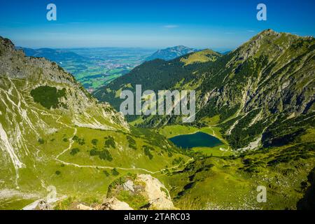 Bas Gaisalpsee, derrière lui l'Entschenkopf (2043m), Allgaeu Alpes, Allgaeu, Bavière, Allemagne Banque D'Images