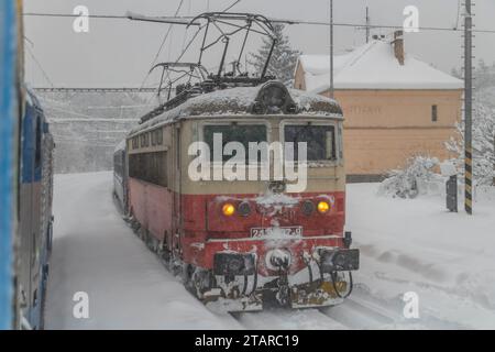 Trains électriques près de la forêt enneigée profonde à Chotycany CZ 12 02 2023 Banque D'Images