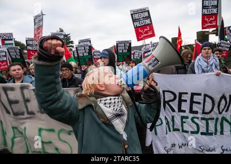 Édimbourg, Écosse, Royaume-Uni. 2 décembre 2023. Les personnes soutenant la Palestine se rassemblent à Regent Terrace pour protester contre le conflit israélo-palestinien en cours, puis descendent dans les rues pour marcher à travers la ville jusqu'au Parlement écossais. Crédit : SKULLY/Alamy Live News Banque D'Images