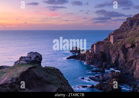 Coucher de soleil sur les Crown Engine Houses Banque D'Images