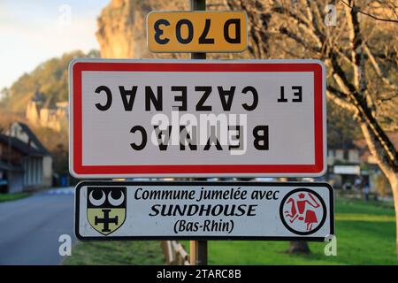 Beynac-et-Cazenac, France. 2 décembre 2023. Opération syndicale nationale menée par des syndicats agricoles appelés « nous marchons sur nos têtes » pour manifester contre la politique agricole du gouvernement. Ces agriculteurs activistes retournent les panneaux indiquant les noms des zones urbaines pour dénoncer les charges trop lourdes, les importations de produits qui affaiblissent considérablement les revenus et la concurrence qualifiée d’injuste avec des normes européennes de plus en plus restrictives. Sur cette photo c'est le signe du village rural et touristique de Beynac-et-Cazenac en Dordogne dans le sud-ouest de la France qui a juste b Banque D'Images