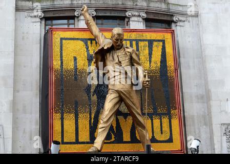 Freddie Mercury, figure publicitaire monumentale devant le Dominion Theatre pour la comédie musicale We Will Rock You, London, London, région de London Banque D'Images