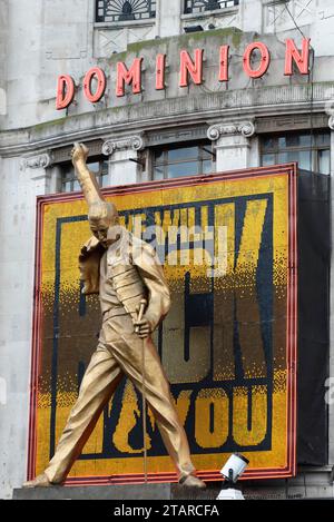 Freddie Mercury, figure publicitaire monumentale devant le Dominion Theatre pour la comédie musicale We Will Rock You, London, London, région de London Banque D'Images