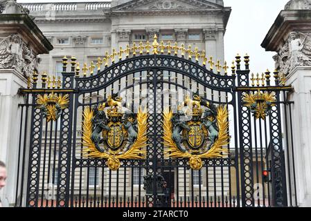 Armoiries royales à la porte, Buckingham Palace, Londres, Londres, région de Londres, Angleterre, Royaume-Uni Banque D'Images