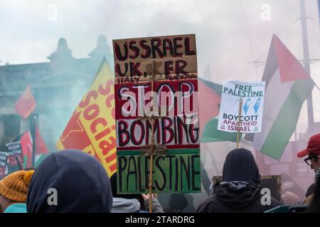 Édimbourg, Écosse, Royaume-Uni. 2 décembre 2023. Les personnes soutenant la Palestine se rassemblent à Regent Terrace pour protester contre le conflit israélo-palestinien en cours, puis descendent dans les rues pour marcher à travers la ville jusqu'au Parlement écossais. Crédit : SKULLY/Alamy Live News Banque D'Images