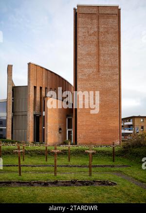 Croix tombales, maison pour les cadavres lavés, cimetière pour les sans-abri, derrière elle église catholique St Christophorus, Westerland, île de la mer du Nord Banque D'Images