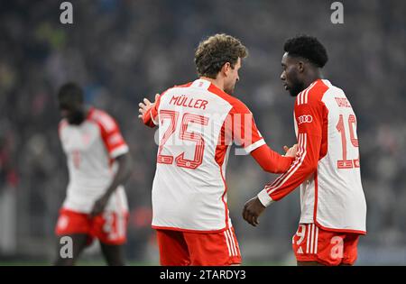 Thomas Mueller FC Bayern Muenchen FCB (25) en discussion avec Alphonso Davies Bayern FC Muenchen FCB (19) à l'arrière Dayot Upamecano FC Bayern Banque D'Images