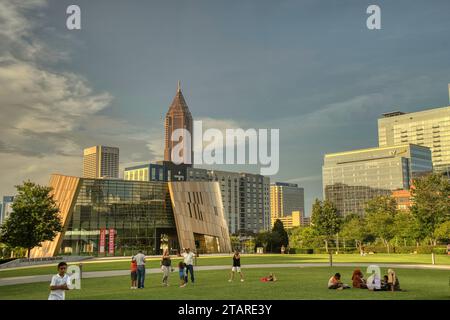 Atlanta, GA- 31 juillet 2022- les habitants et les touristes marchant dans et hors de World of Coca Cola l'une des principales attractions touristiques du centre-ville d'Atlanta a shot i. Banque D'Images